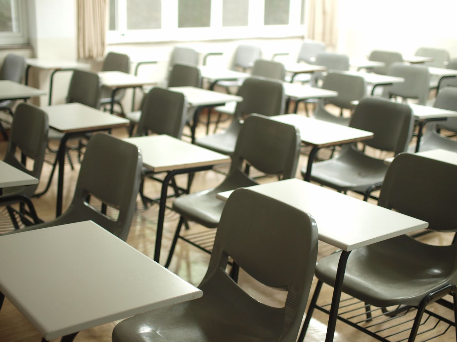 rows of desks and chairs in a classroom